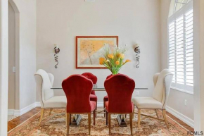 Cheerful 4 bed 3 bath pool in a quiet part of town